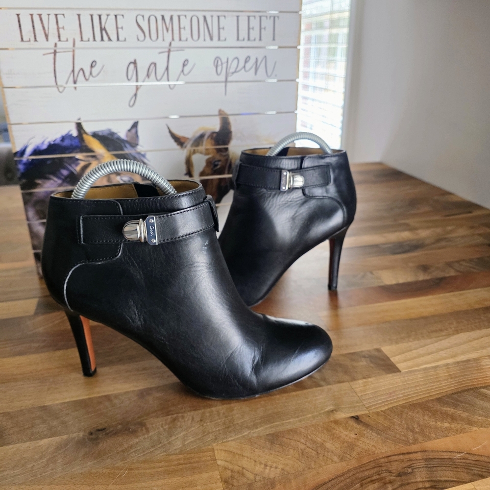 Coach Sondra Leather Elegant Black Ankle Boots Size 9